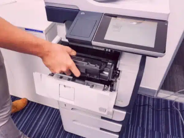 sostituzione toner da una stampante