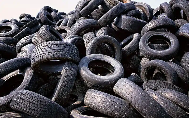 Mucchio di gomme fuori uso da smaltire