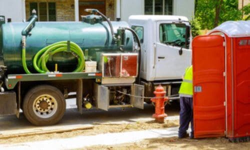 mezzo che si occupa dello smaltimento liquami relativo a bagno chimico da cantiere