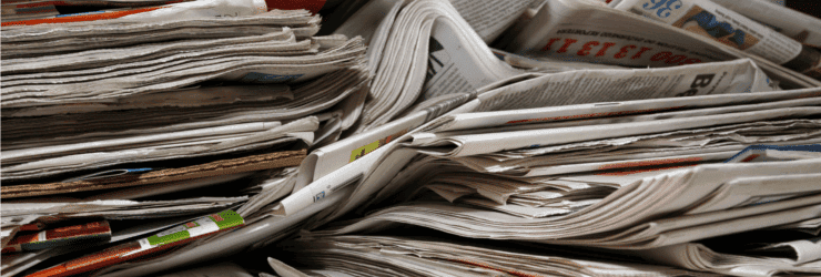 immagine di un mucchio di riviste e giornali usati