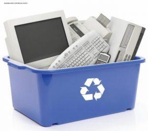contenitore per smaltire RAEE con dentro vari apparecchi elettronici