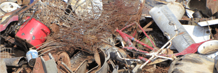 immagine di oggetti di ferro in una discarica
